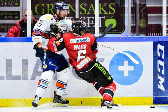 Växjös Martin Lundberg och Malmö Redhawks Stefan Warg
