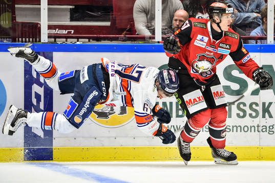 Växjös Linus Fröberg och Malmö Redhawks Emil Sylvegård