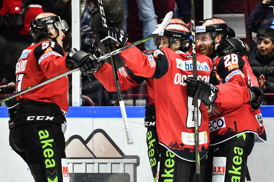 Malmö Redhawks Jens Olsson blir omkramad av lagkamrater
