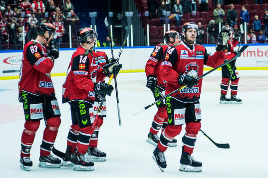 Malmö Redhawks Emil Molin jublar med lagkamraterna