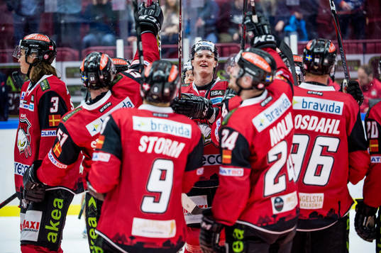 Malmö Redhawks Fredrik Händemark jublar med lagkamraterna