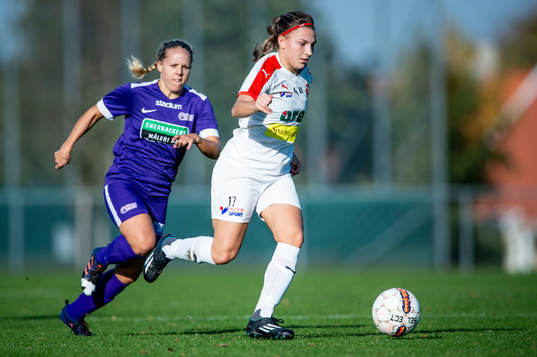 Borgebys Ilirjana Ademi med bollen