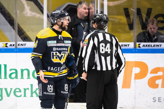 s Christoffer Persson diskuterar med domaren