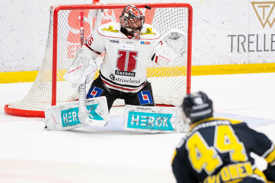 s Mikko Lehtonen testar skott på Örebros målvakt Stefan