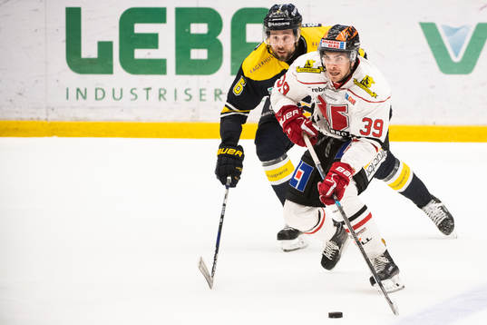 s Christoffer Persson och Örebros Jordan Boucher