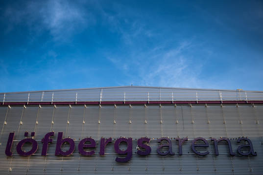 Exteriör bild över Löfbergs Arena innan ishockeymatchen