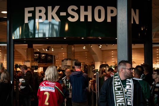En frölundasupporter går in i FBK-Shoppen