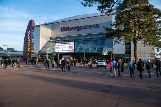 Exteriör bild över Löfbergs Arena innan ishockeymatchen