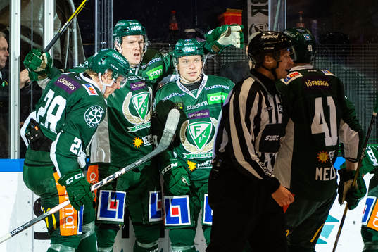Färjestads Gustav Rydahl blir omkramad av lagkamrater