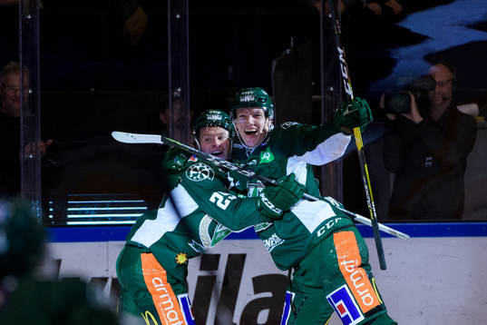Färjestads Oskar Steen och Gustav Rydahl jublar