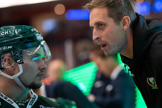 Färjestads Theodor Lennström pratar Mattias Hell