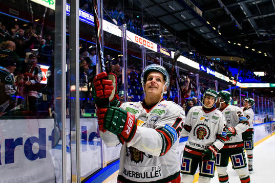 Frölundas Max Friberg jublar och tackar publiken