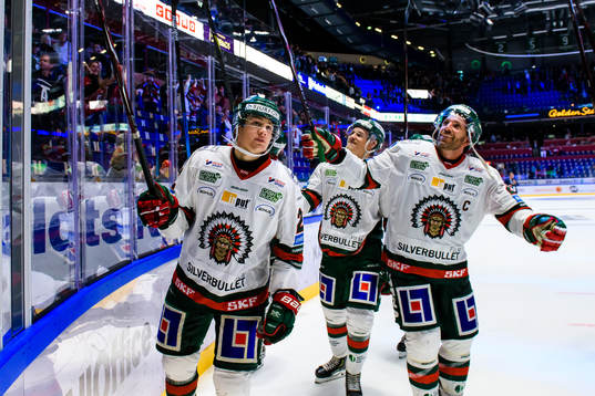 Frölundas Linus Nässén och Joel Lundqvist jublar och