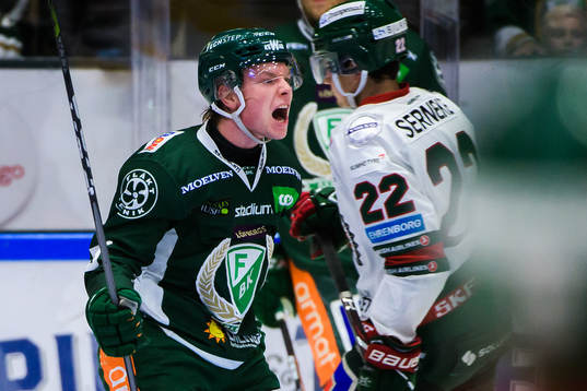 Färjestads Oskar Steen reagerar på ett domslut