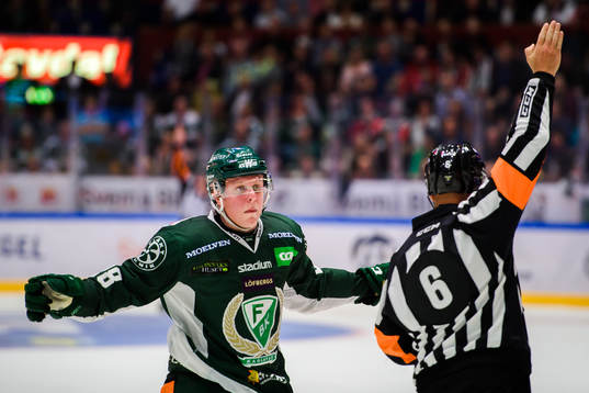 Färjestads Fabian Zetterlund reagerar på ett domslut