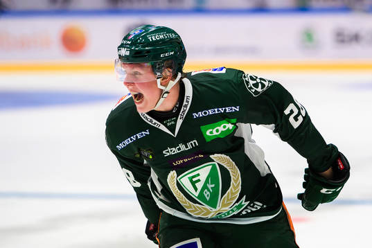 Färjestads Fabian Zetterlund reagerar på ett domslut
