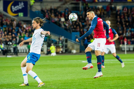 René Krhin of Slovenia and Mohamed Elyounoussi of Norway