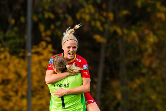 Goalkeeper Kirvil Schau Odden and Kamilla Aabel of Røa