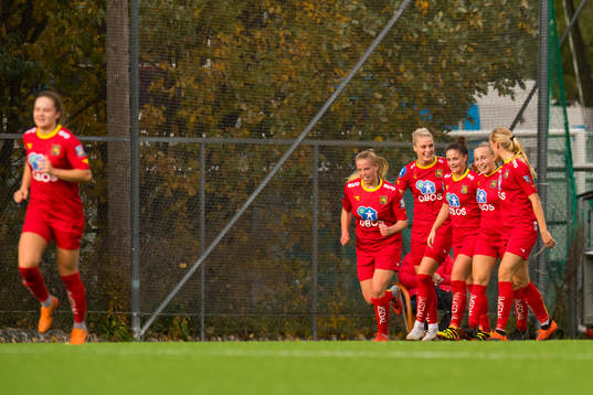 The players of Røa celebrate the 2-0 goal