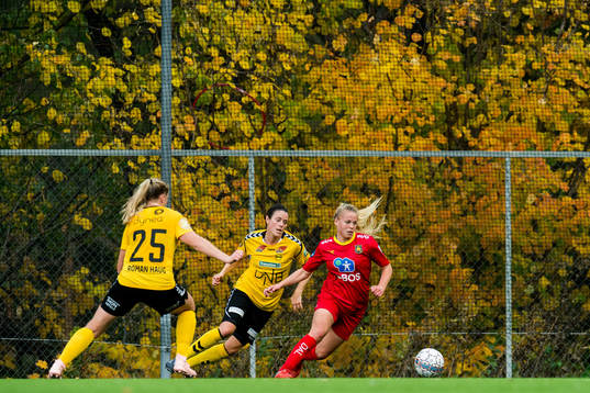 Isabell Bachor of LSK Kvinner and Therese Sessy Åsland of