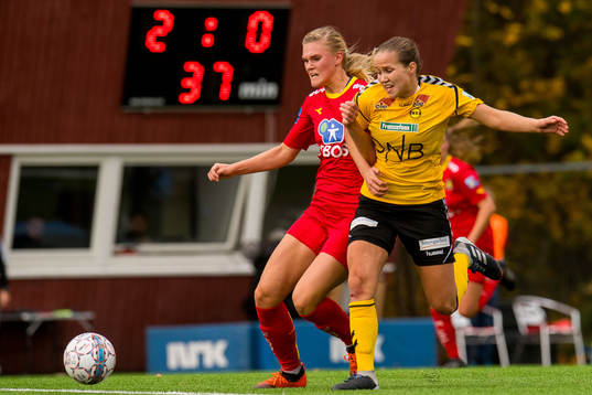 Kristine Leine of Røa and Guro Reiten of LSK Kvinner