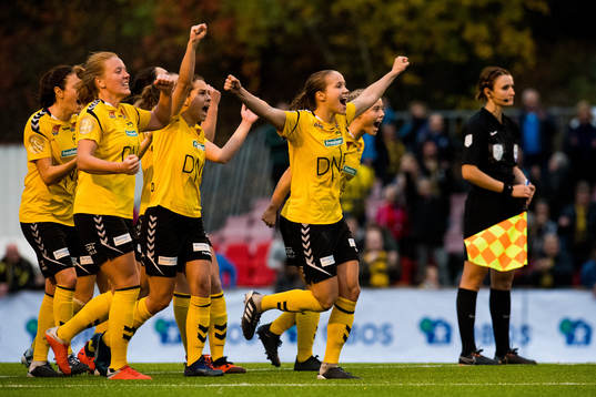 Guro Reiten of LSK Kvinner celebrates with her teammates in