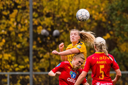 Sophie Roman Haug of LSK Kvinner and Kristine Leine of Røa