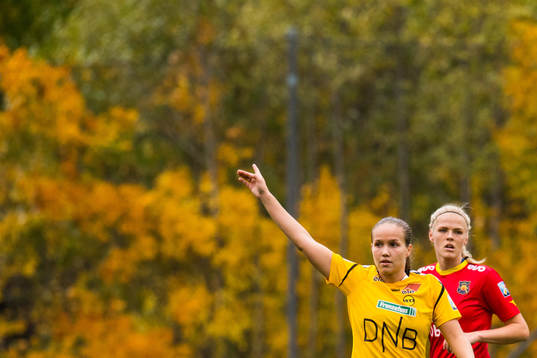 Guro Reiten of LSK Kvinner and Kamilla Aabel of Røa