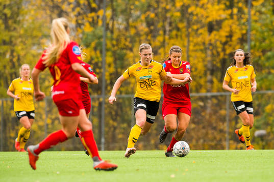 Sophie Roman Haug of LSK Kvinner and Line Holter of Røa