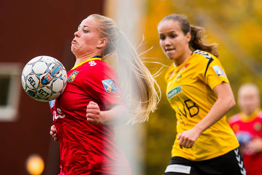 Therese Sessy Åsland of Røa and Guro Reiten of LSK Kvinner