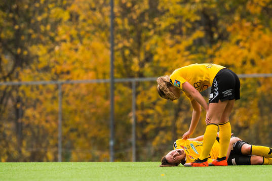 Isabell Bachor of LSK Kvinner with an injury