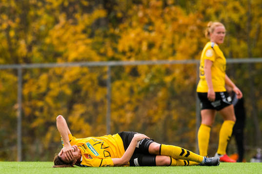 Isabell Bachor of LSK Kvinner with an injury
