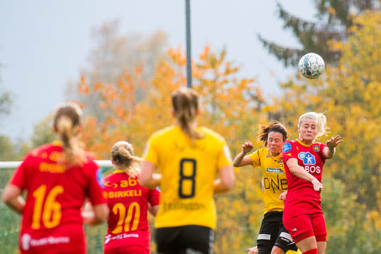Isabell Bachor of LSK Kvinner and Kamilla Aabel of Røa
