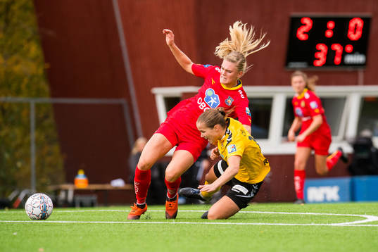 Kristine Leine of Røa and Guro Reiten of LSK Kvinner