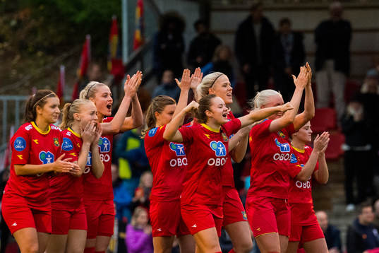 The players of Røa celebrate