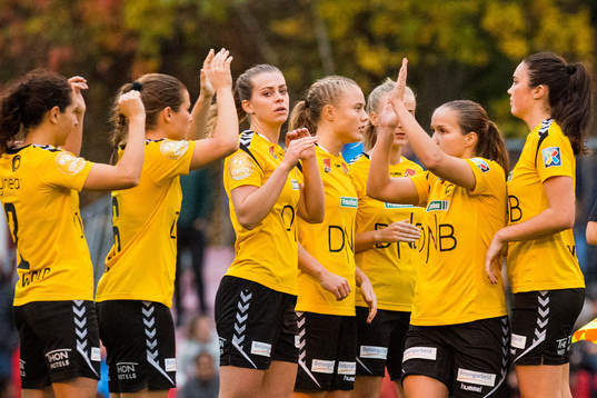 Guro Reiten and the players of LSK Kvinner