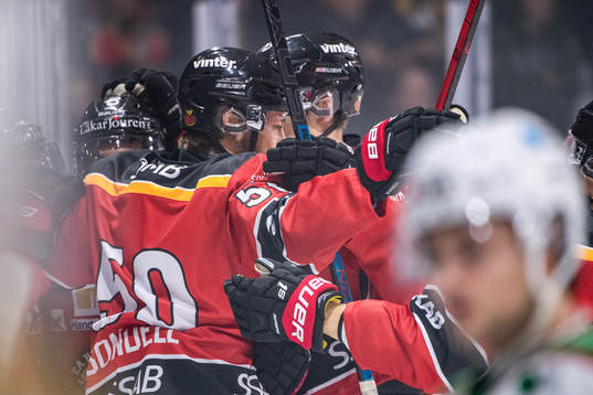 Luleås Daniel Sondell blir omkramad