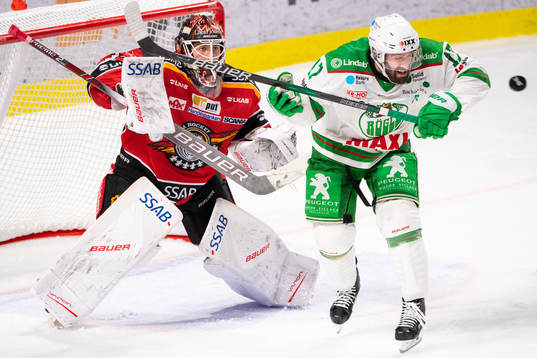 Rögles Taylor Matson och Luleås målvakt Joel Lassinantti