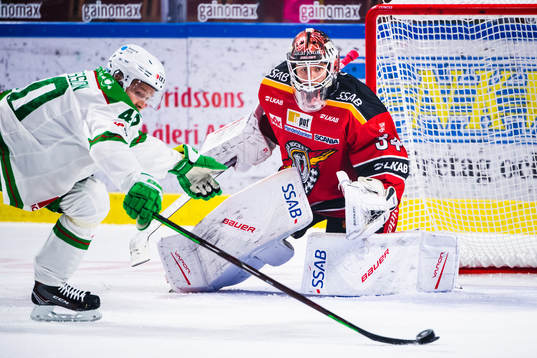 Rögles Christopher Bengtsson och Luleås målvakt Joel