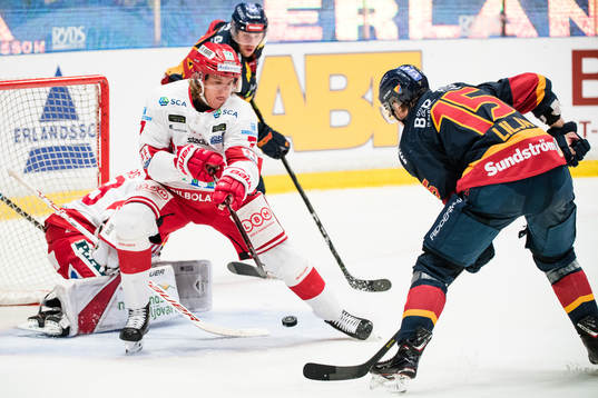 Timrås Marcus Hardegård försvarar mot Djurgårdens Jakob
