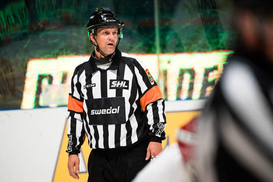 Domare Mikael Nord med en hjälmkamera