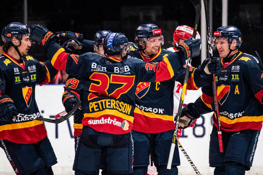 Djurgårdens Jacob Josefson blir omkramad