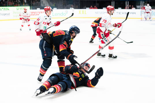 Djurgårdens Daniel Brodin i en kollision med Jacob Josefson