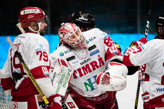 Timrås målvakt Niklas Svedberg deppar