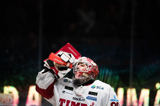 Timrås målvakt Niklas Svedberg dricker vatten