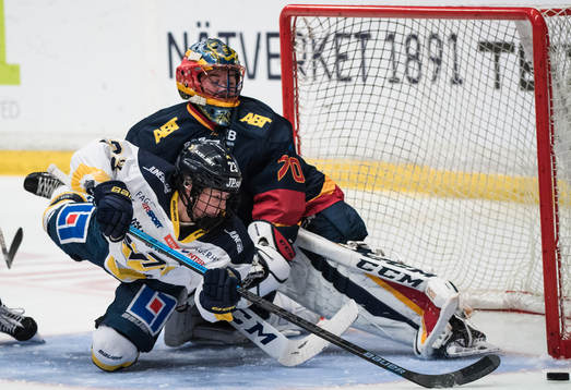 s Sanni Hakala och Djurgårdens målvakt Lovisa Berndtsson