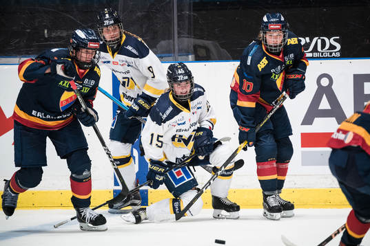 s Michelle Claesson och Linnea Andersson i en kamp mot