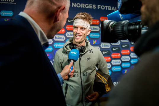 Markus Henriksen of Norway talks with Tommy Barstein of NRK