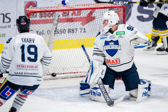 Karlskogas målvakt Olle Eriksson Ek deppar
