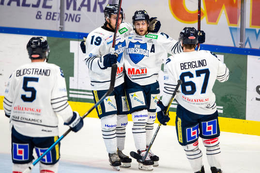 Karlskogas Carl Berglund blir omkramad av lagkamrater